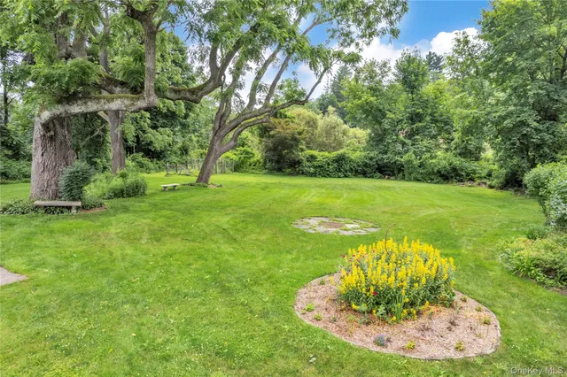 a view of a house with backyard