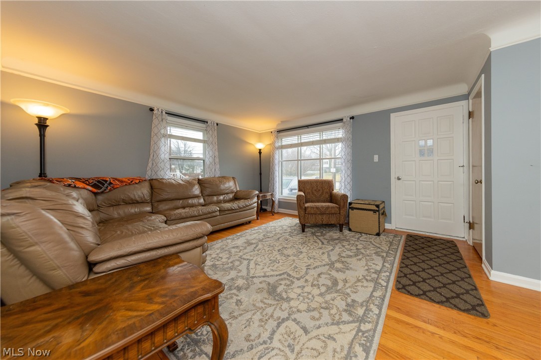 944 Richmond Road Cleveland, OH 44124 - Photo 3 of 32