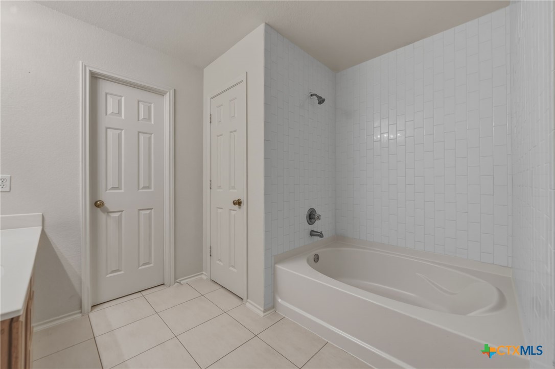109 Comal Cove Elgin, TX 78621 - Photo 26 of 34 a bathroom with a bathtub