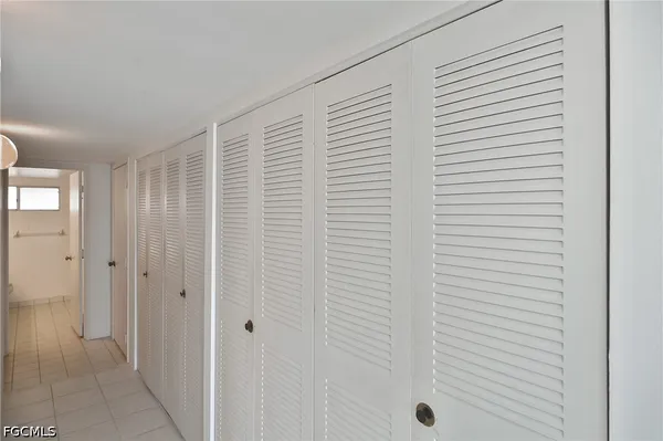 a view of an empty room and a ceiling fan window