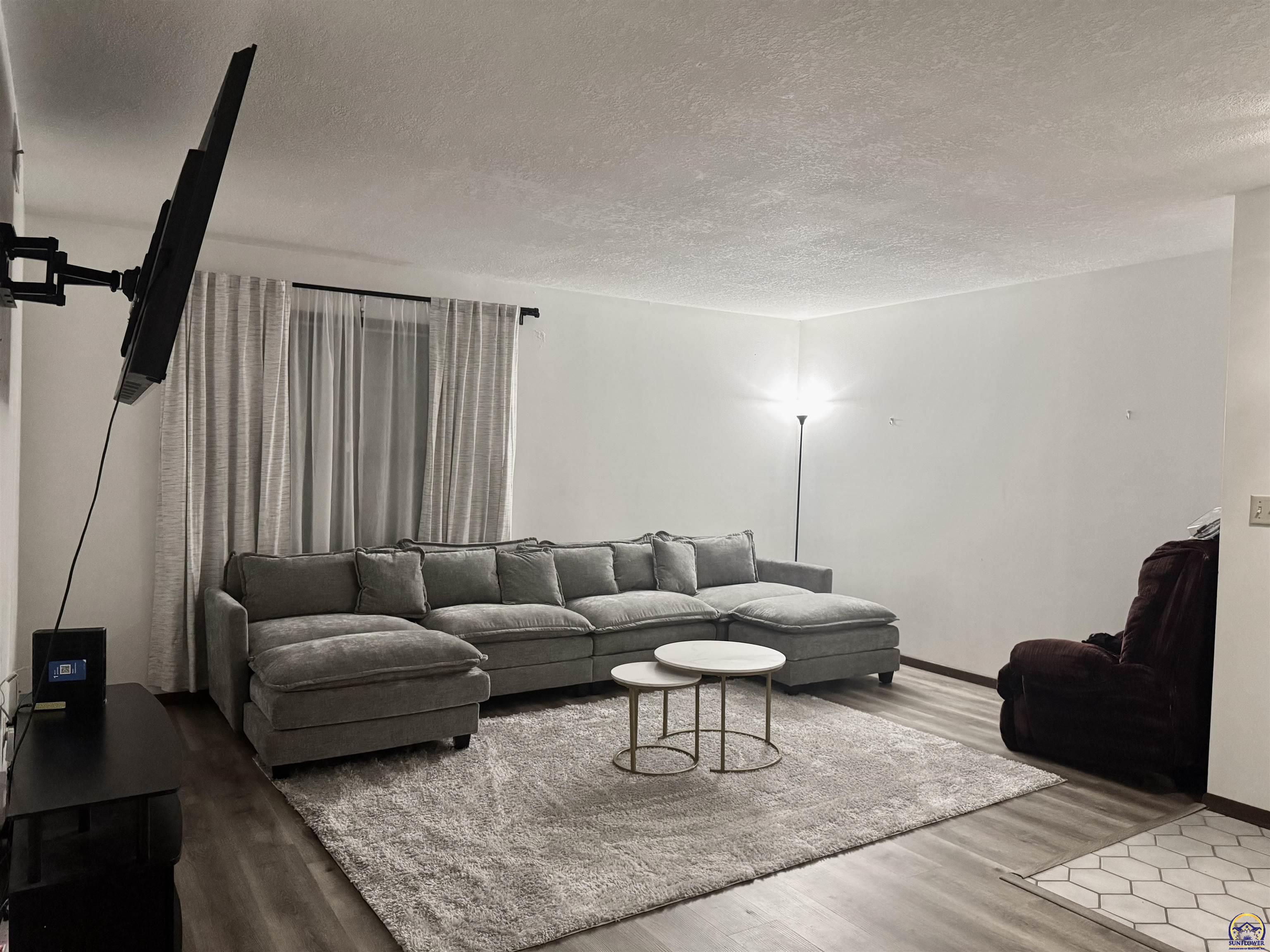 2926 Southwest Arrowhead Road Topeka, KS 66614 - Photo 3 of 32