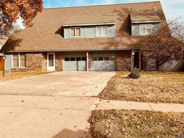 $219,000 | 2926 Southwest Arrowhead Road, Topeka, KS 66614