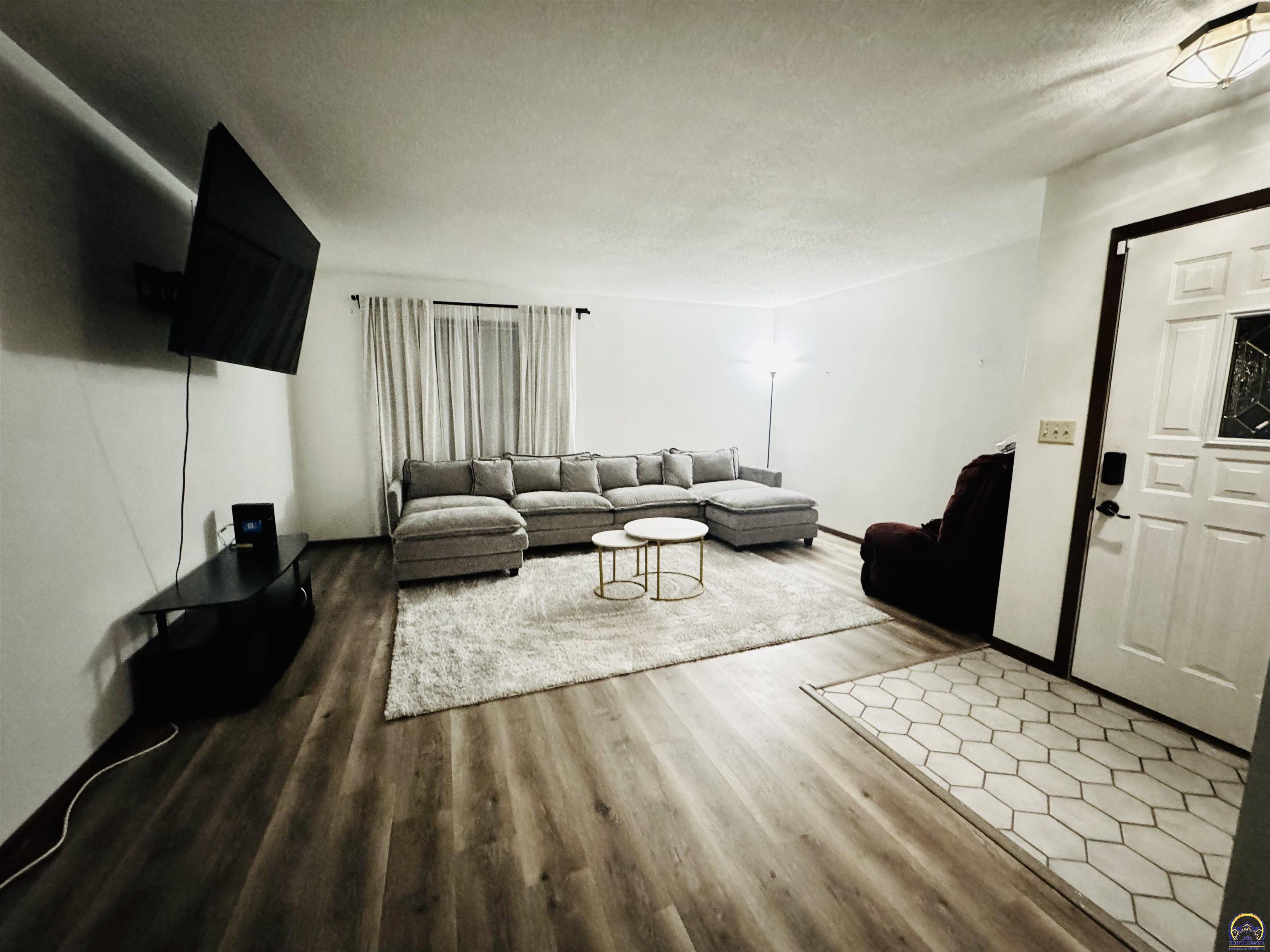 2926 Southwest Arrowhead Road Topeka, KS 66614 - Photo 4 of 32