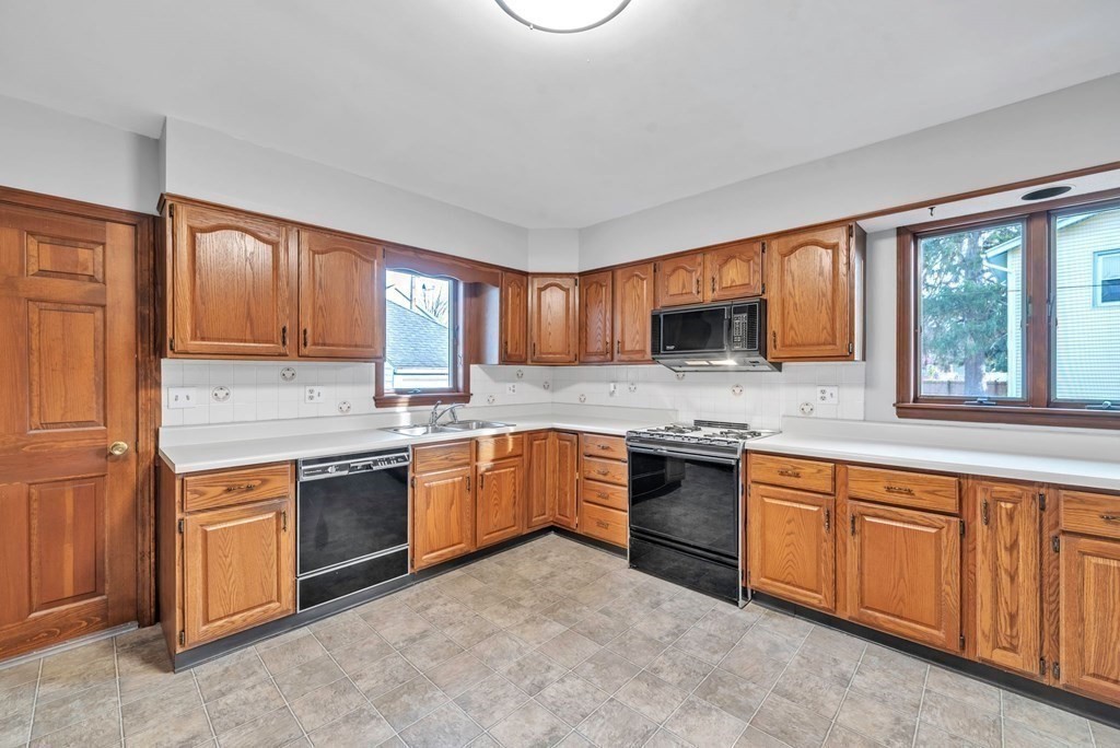 25 Manitoba Street Springfield, MA 01108 - Photo 2 of 38 Gallery Image 2
