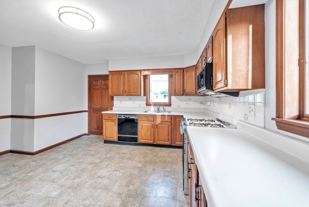 25 Manitoba Street Springfield, MA 01108 - Photo 3 of 38 Gallery Image 3