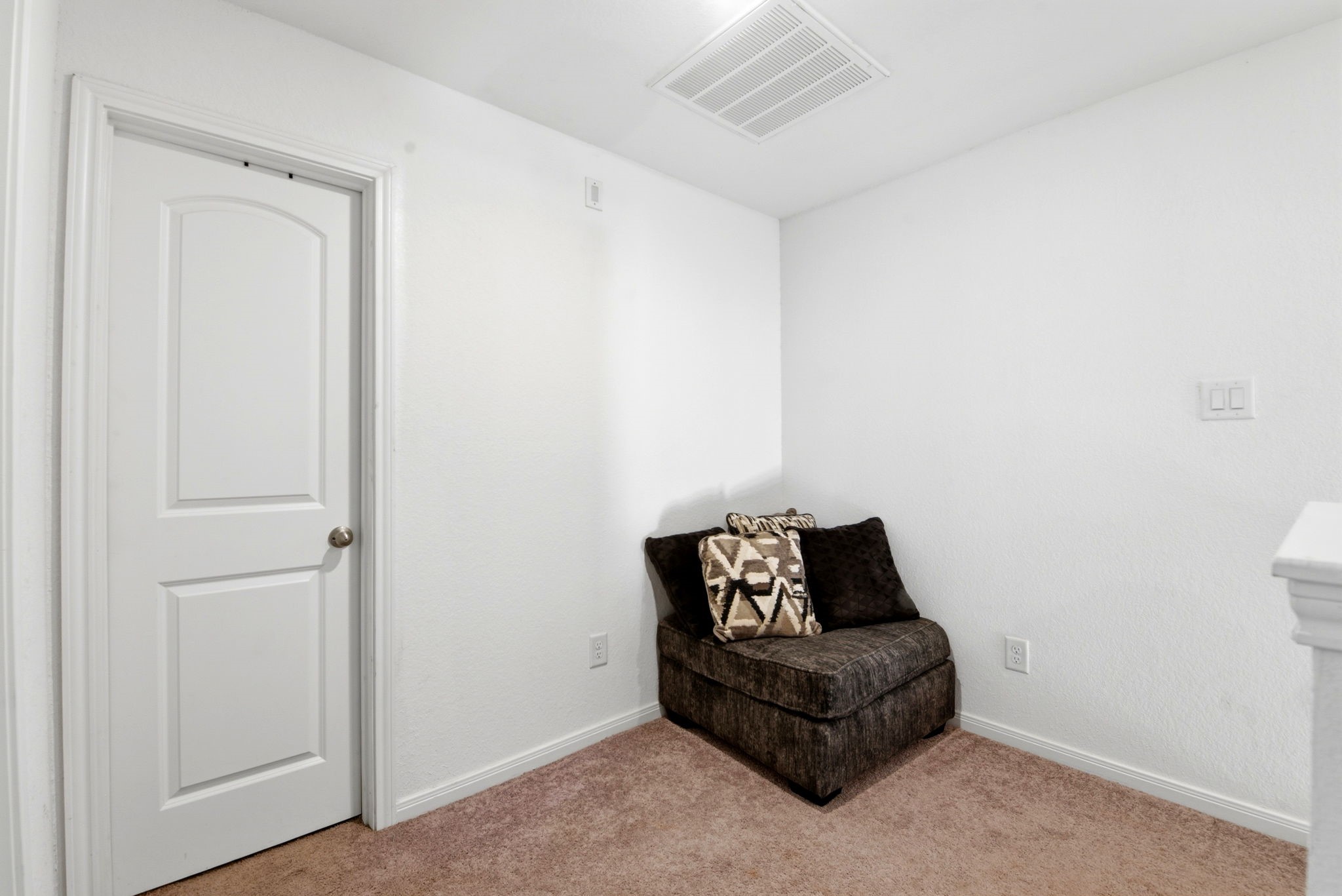 9819 Emerald Stone Way Conroe, TX 77306 - Photo 26 of 38 a living room with furniture and a potted plant