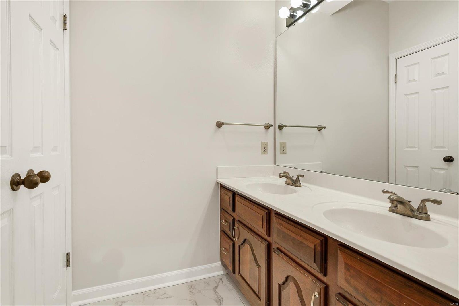 155 North Hanley Road, Unit 203 St. Louis, MO 63105 - Photo 11 of 17