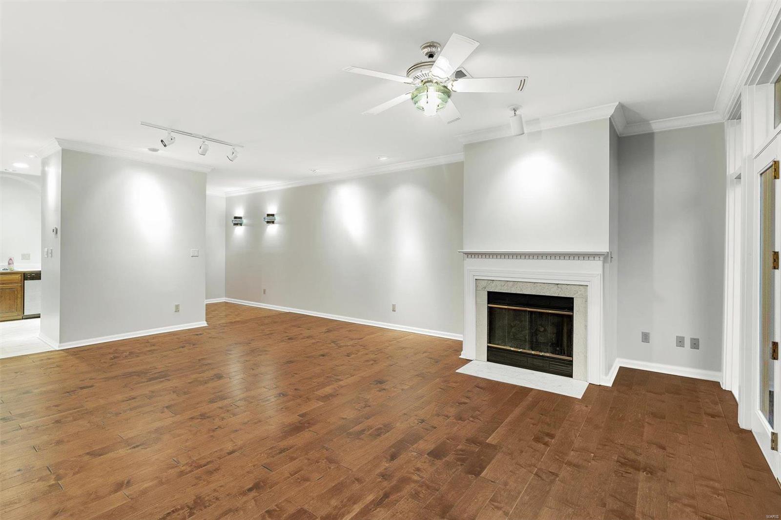 155 North Hanley Road, Unit 203 St. Louis, MO 63105 - Photo 5 of 17