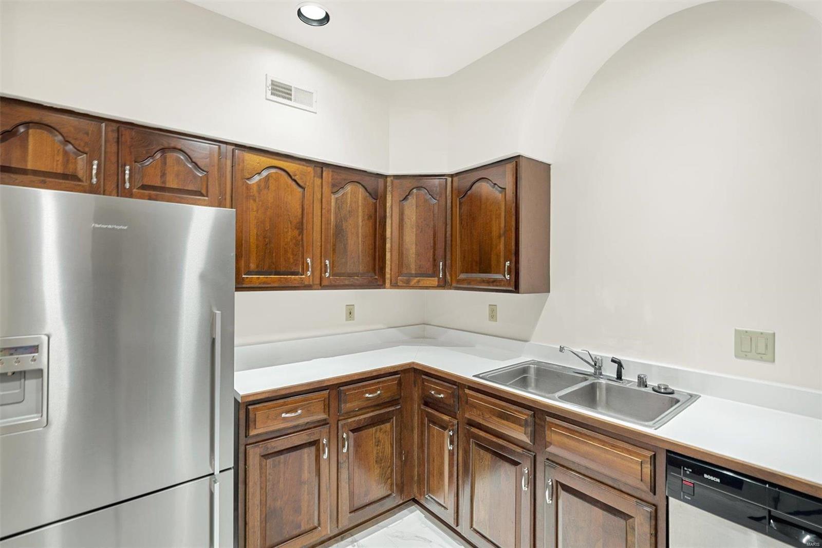 155 North Hanley Road, Unit 203 St. Louis, MO 63105 - Photo 7 of 17