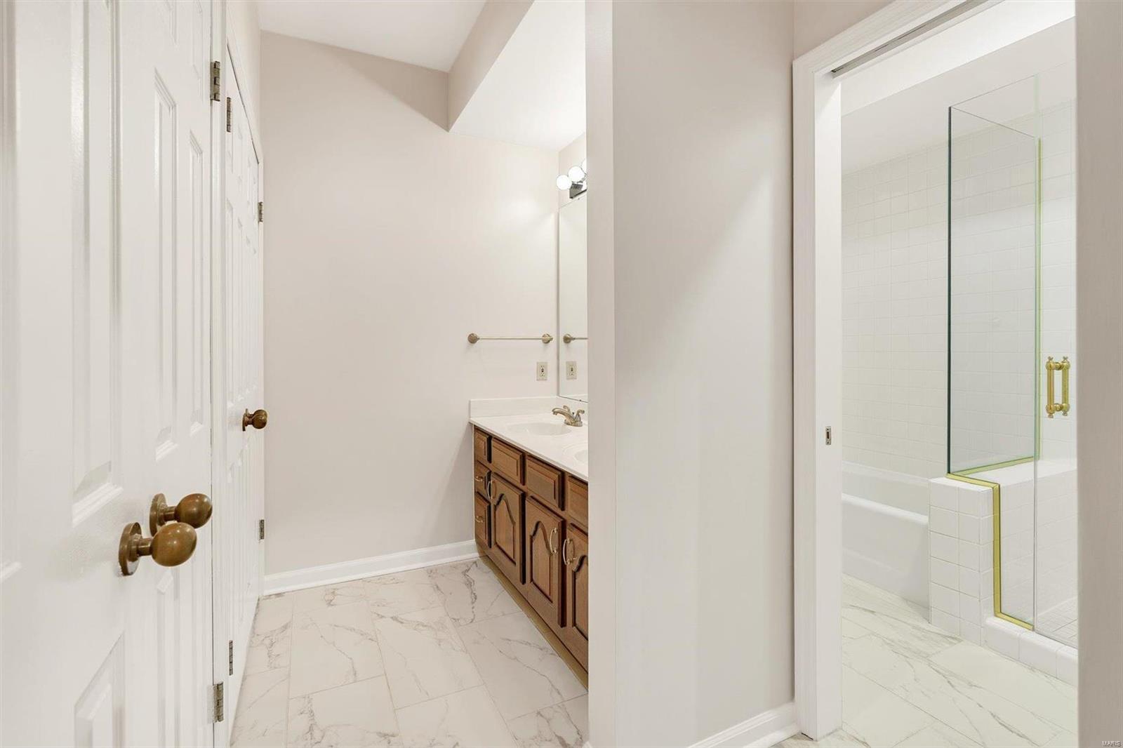 155 North Hanley Road, Unit 203 St. Louis, MO 63105 - Photo 10 of 17