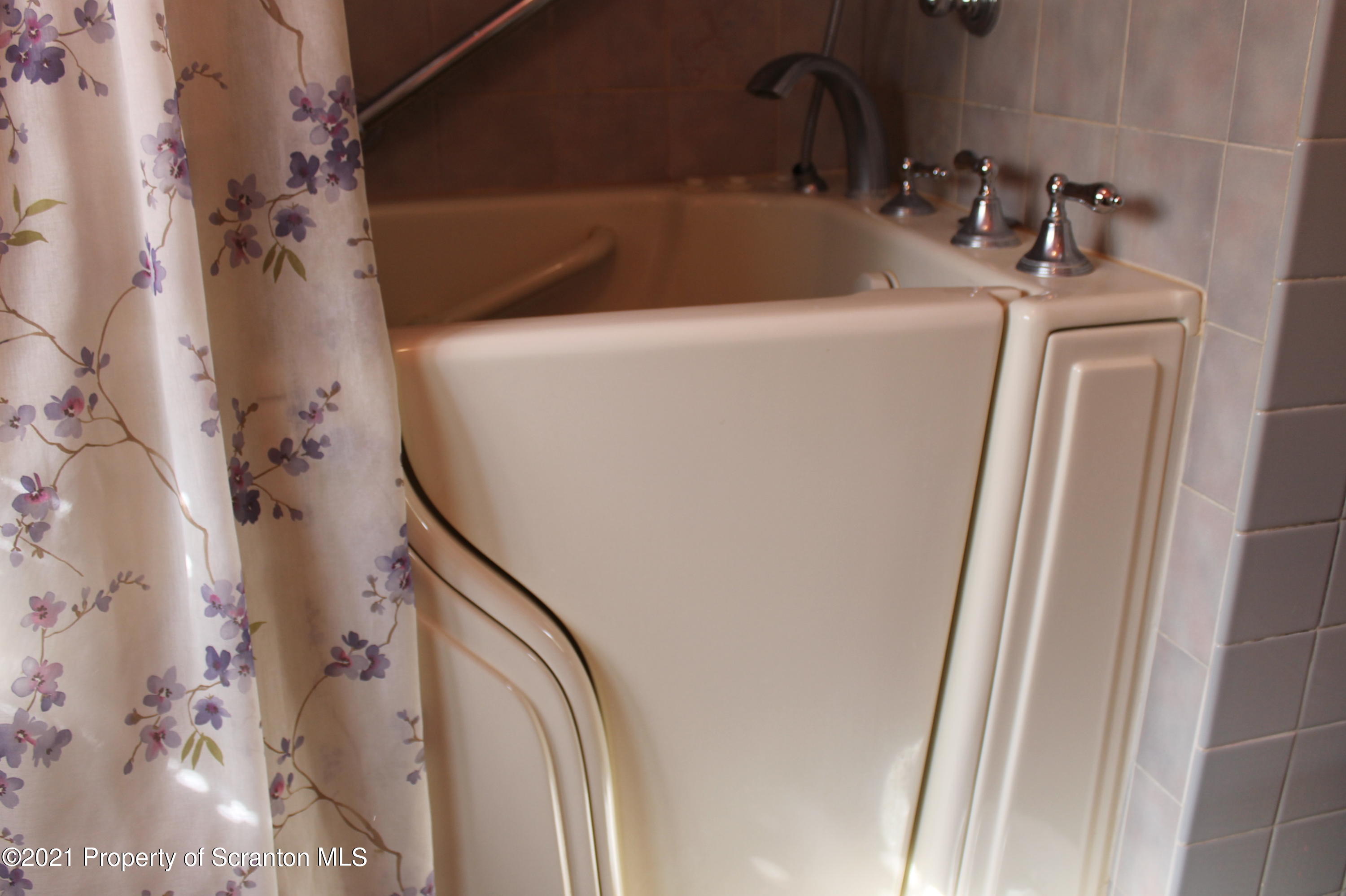 1643 Falls Road Clarks Summit, PA 18411 - Photo 4 of 19 Gallery Image 4