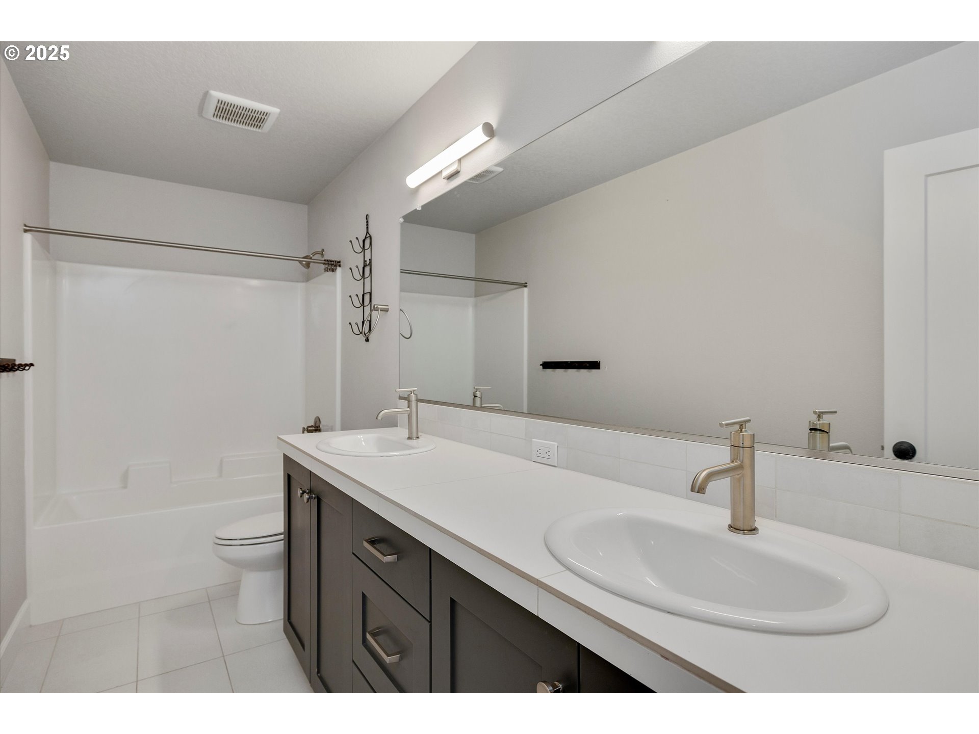 1009 Northeast 17th Avenue Canby, OR 97013 - Photo 23 of 30 Bathroom