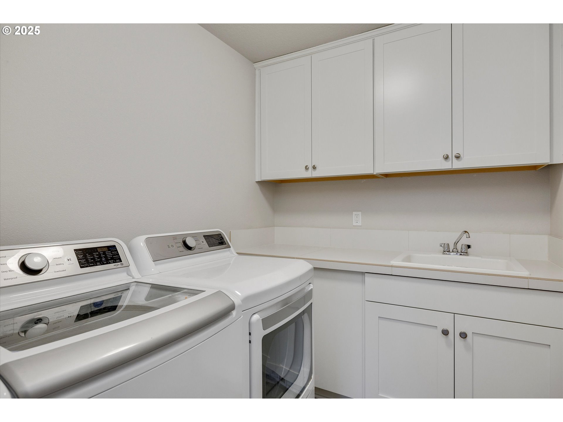 1009 Northeast 17th Avenue Canby, OR 97013 - Photo 26 of 30 Laundry