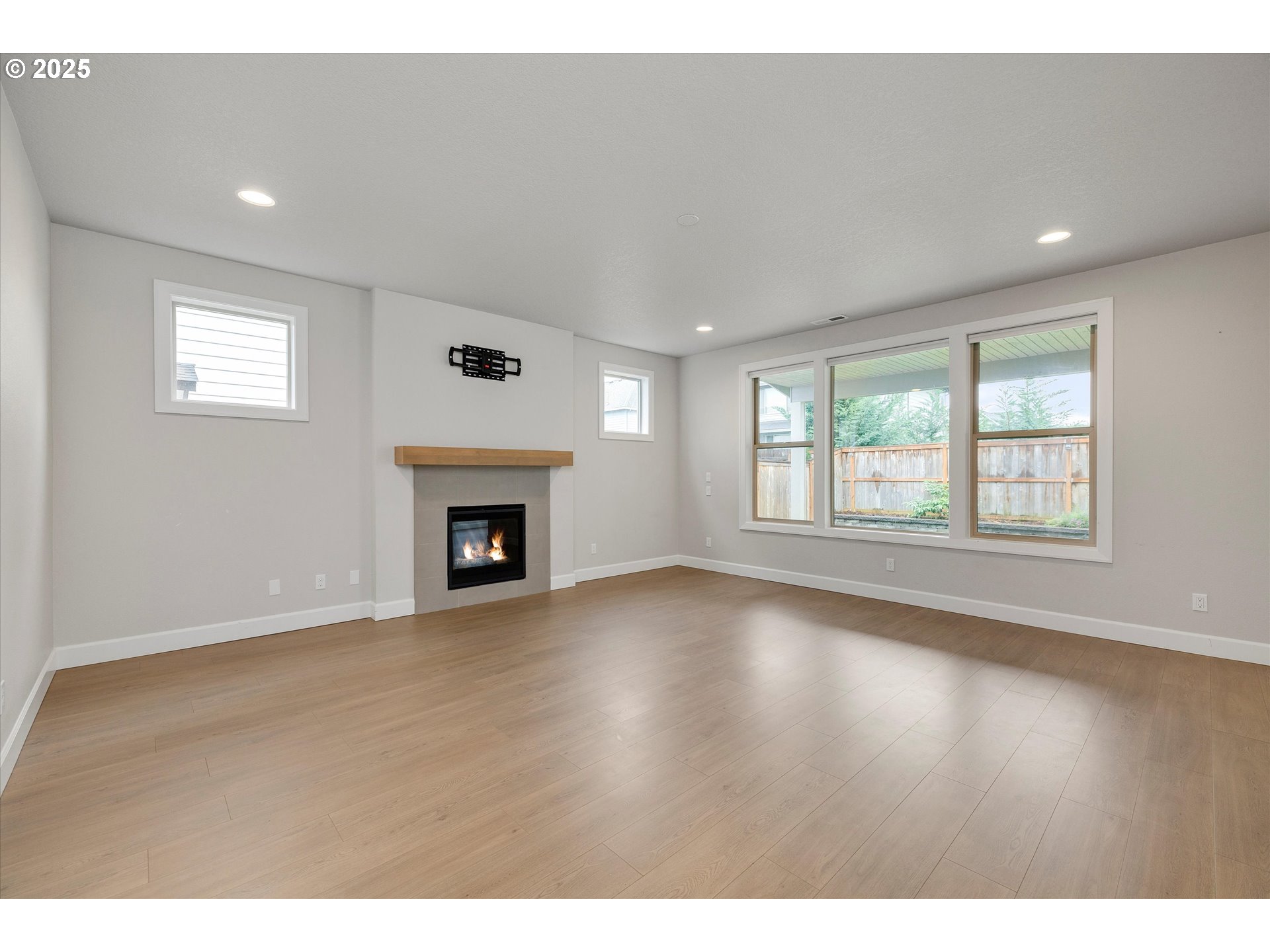 1009 Northeast 17th Avenue Canby, OR 97013 - Photo 4 of 30 Living Room