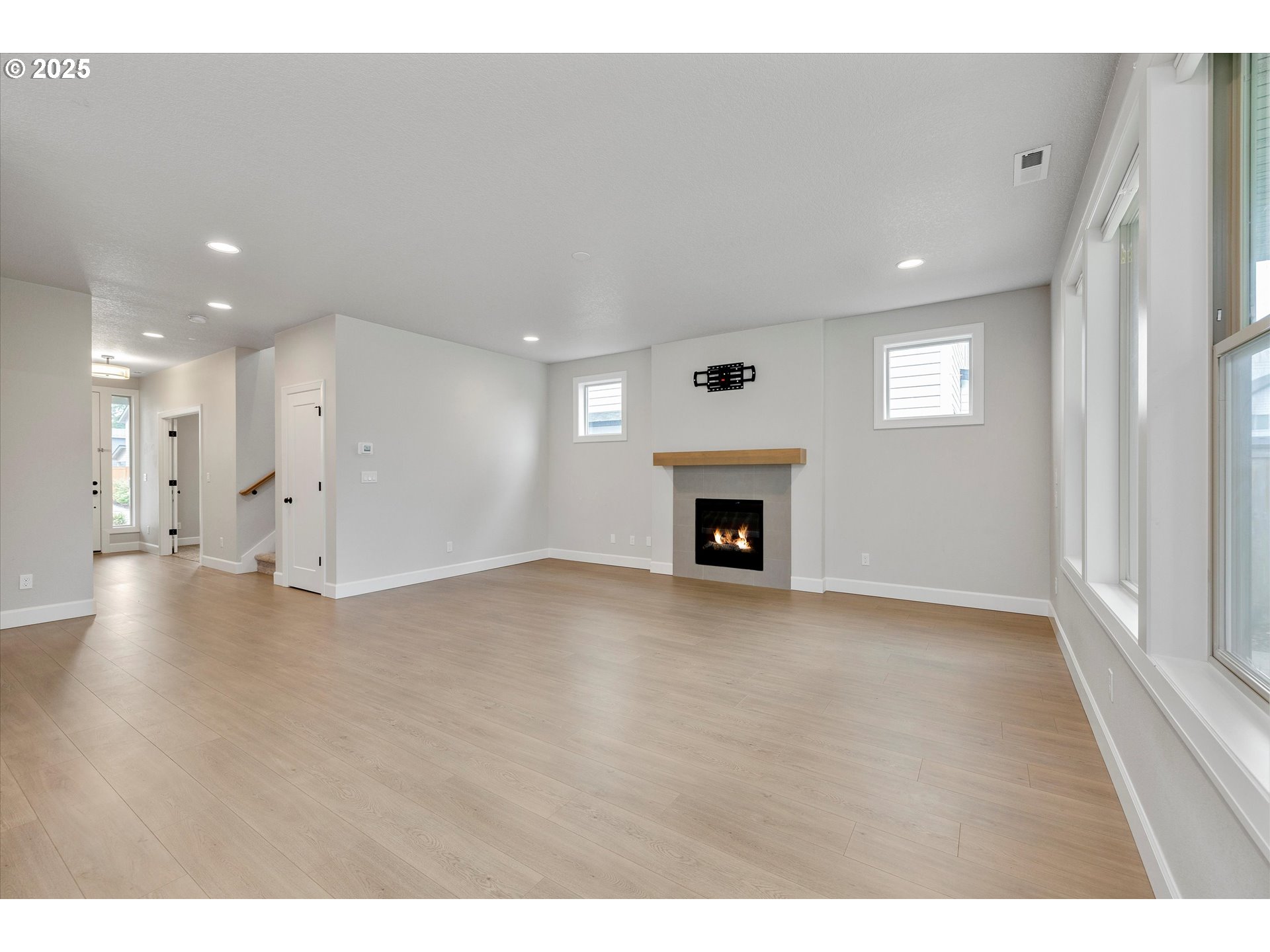 1009 Northeast 17th Avenue Canby, OR 97013 - Photo 5 of 30 Living Room
