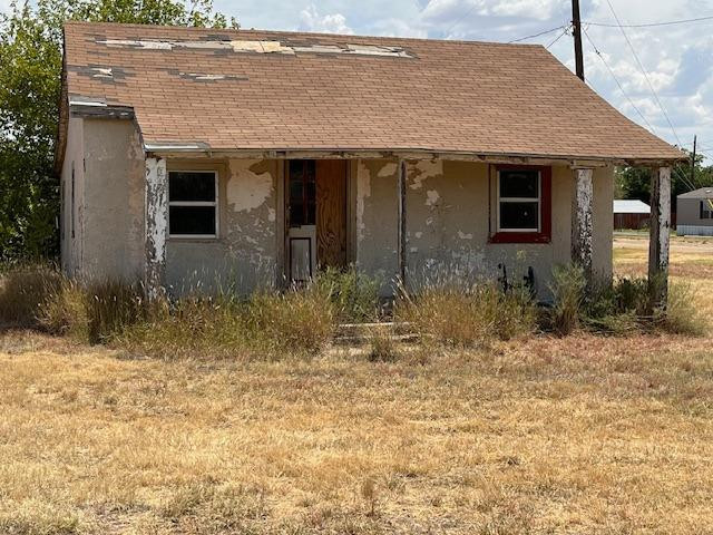 610 Ralls Road Post, TX 79356 - Photo 3 of 9 a front view of a house with garden