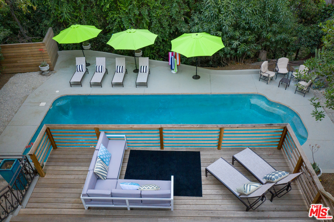 534 Lakeview Road Pasadena, CA 91105 - Photo 12 of 34 a room with table and chairs