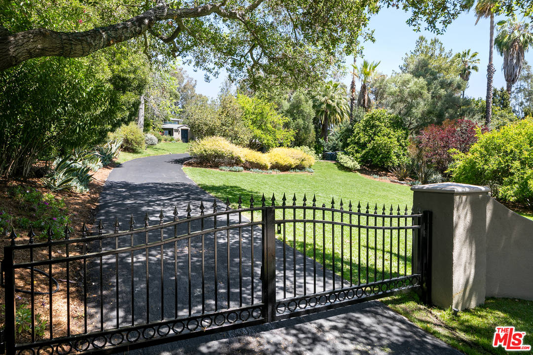 534 Lakeview Road Pasadena, CA 91105 - Photo 3 of 34 a view of a backyard