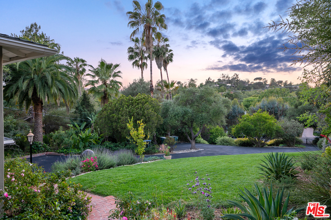 534 Lakeview Road Pasadena, CA 91105 - Photo 27 of 34 a view of a garden