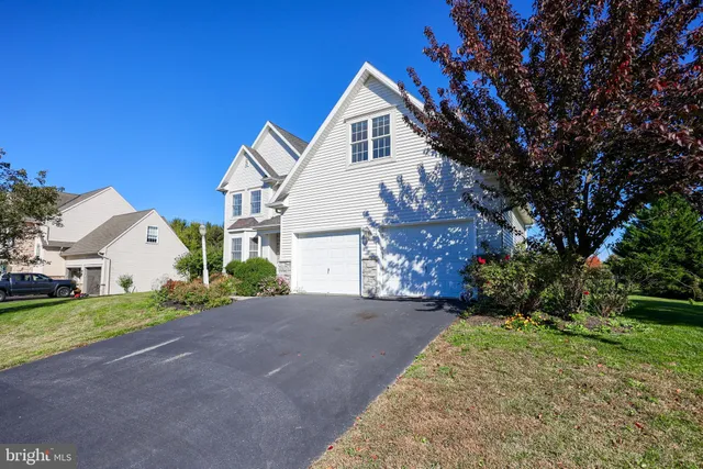$560,000 | 327 Squire Lane, Lititz, PA 17543