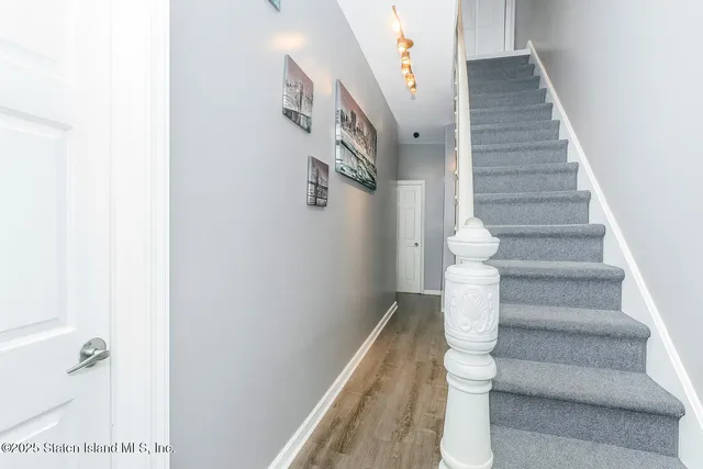 a view of entryway and gallery