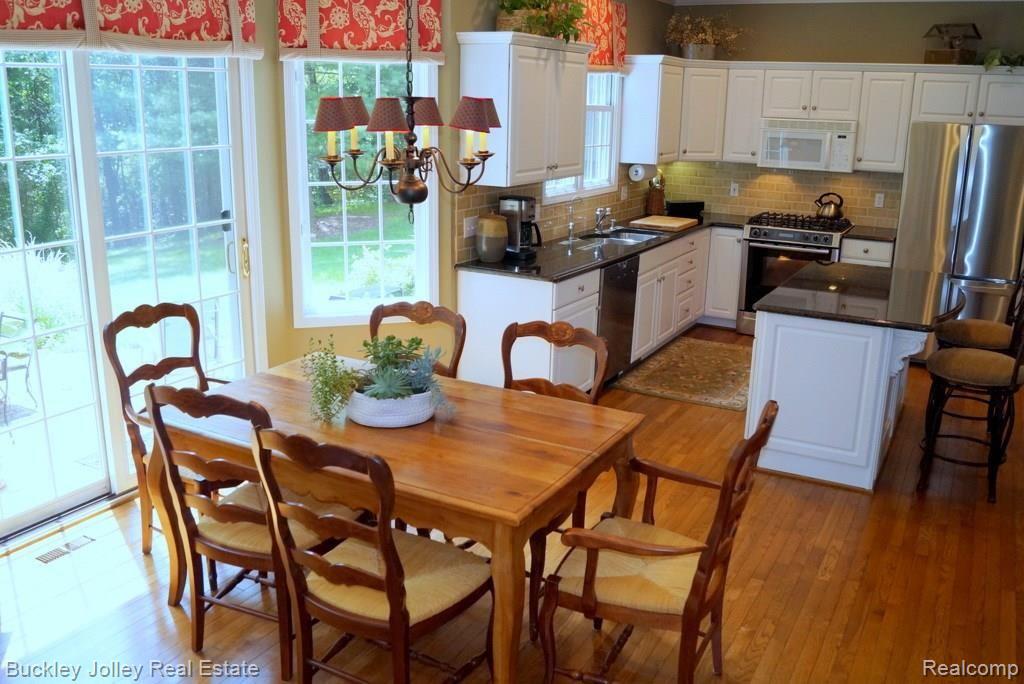 6952 Summit Ridge Brighton, MI 48116 - Photo 4 of 28 Eat-In Kitchen