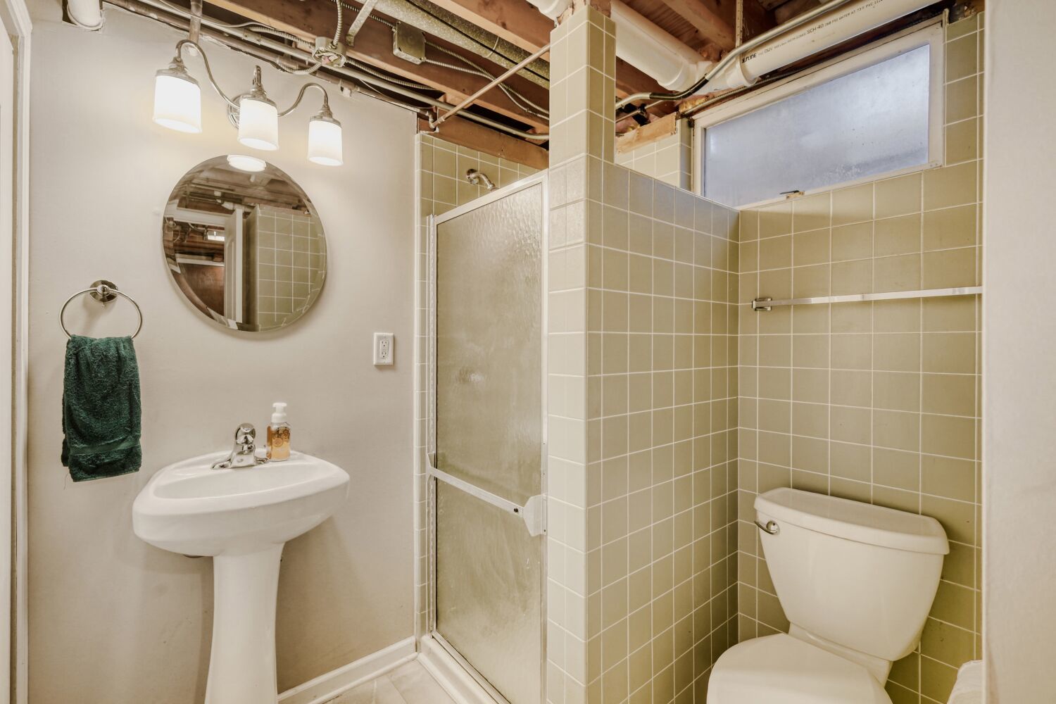 340 West Middle Street South Elgin, IL 60177 - Photo 21 of 28 a bathroom with a toilet sink and mirror