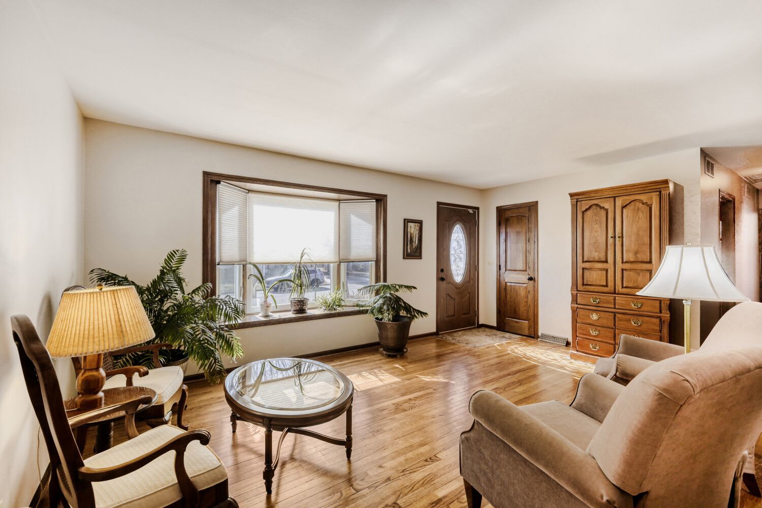 340 West Middle Street South Elgin, IL 60177 - Photo 4 of 28 a room with furniture and a window
