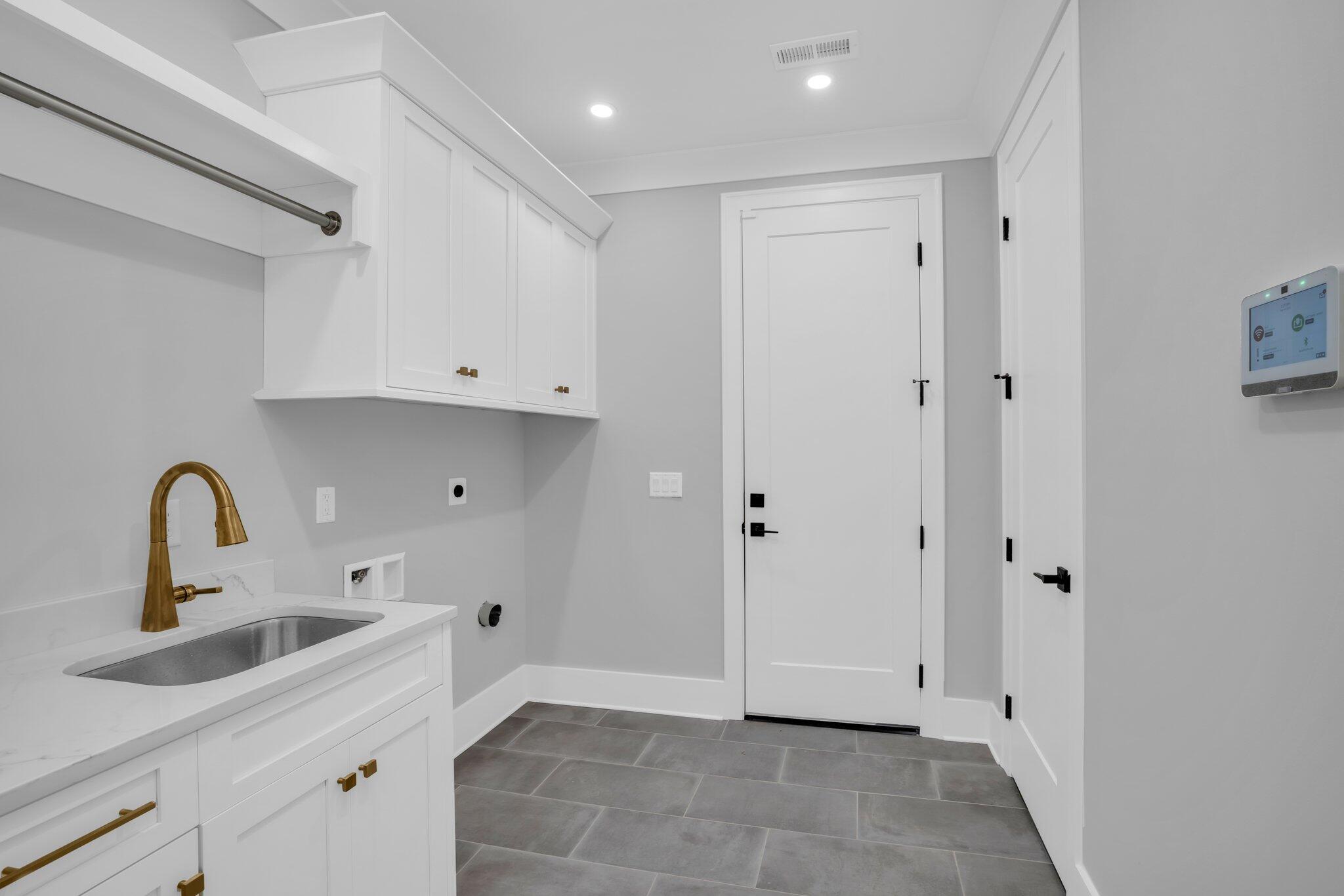 1274 London Wds Way, Unit 34 Apison, TN 37302 - Photo 10 of 31 Laundry with sink