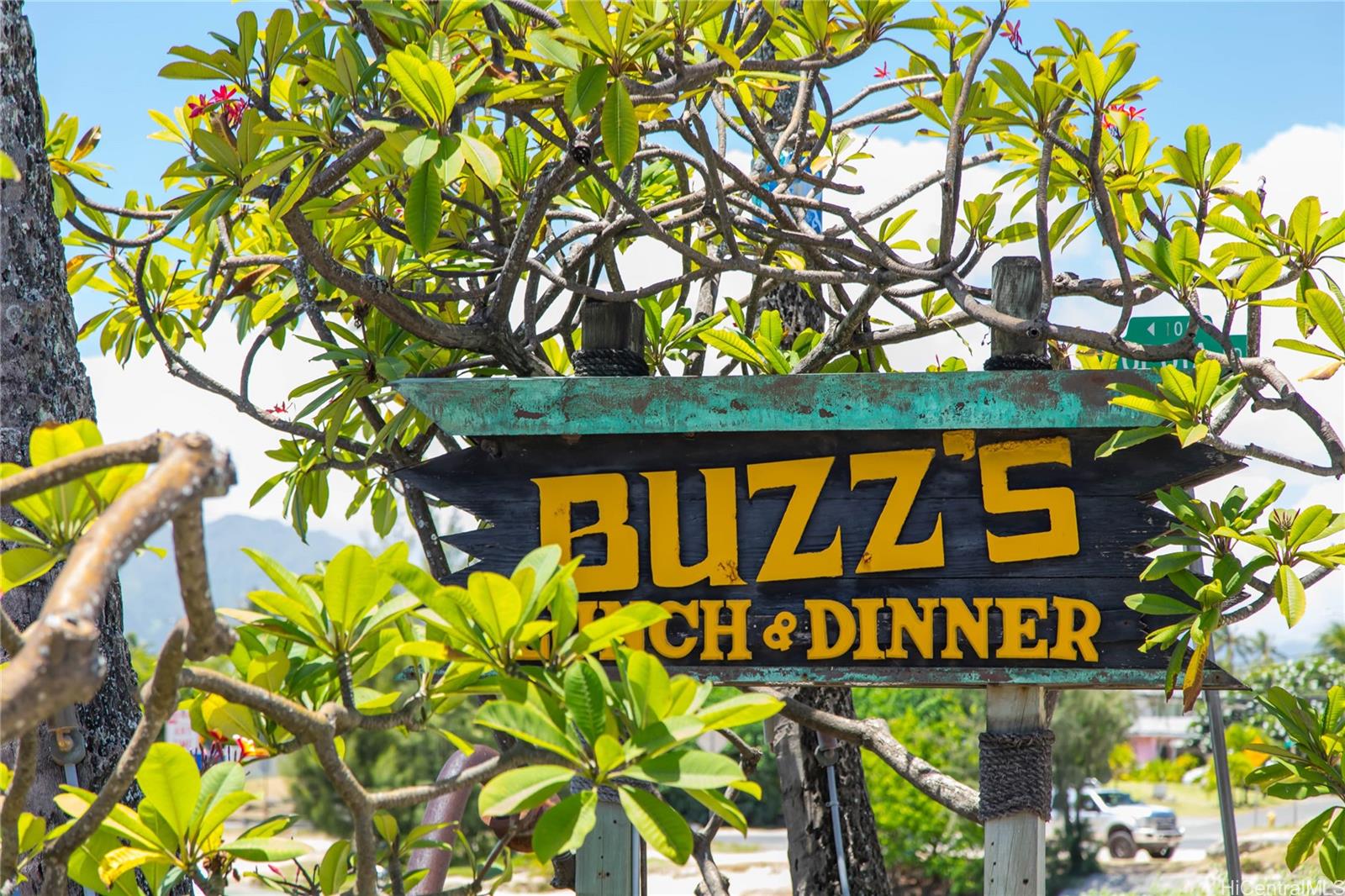 445 Kawailoa Road, Unit 4 Kailua, HI 96734 - Photo 22 of 23 a street sign that is on a pole