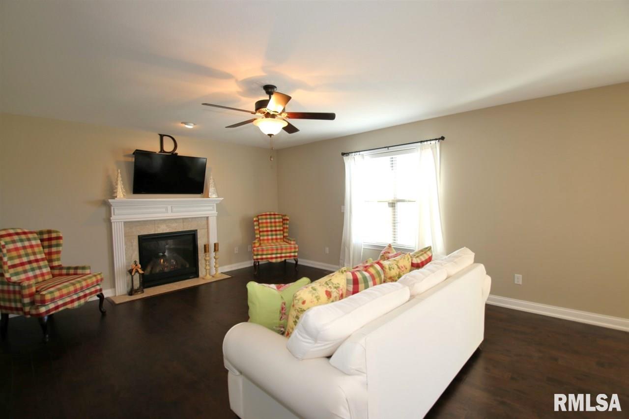 726 Drake Lane Washington, IL 61571 - Photo 12 of 28 Gallery Image 12