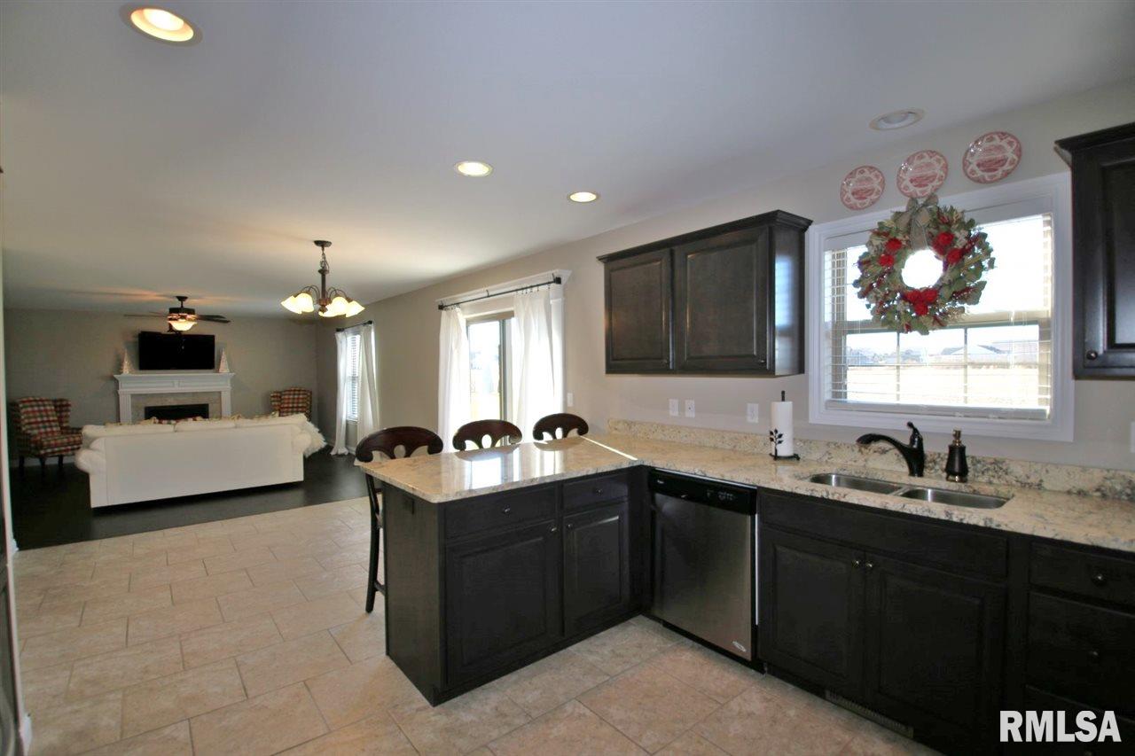 726 Drake Lane Washington, IL 61571 - Photo 10 of 28 Gallery Image 10