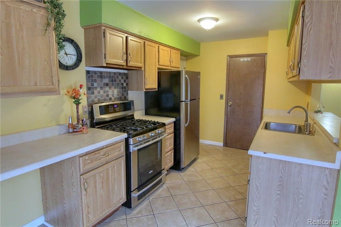 294 1st Street Rochester, MI 48307 - Photo 10 of 24 Kitchen.jpg
