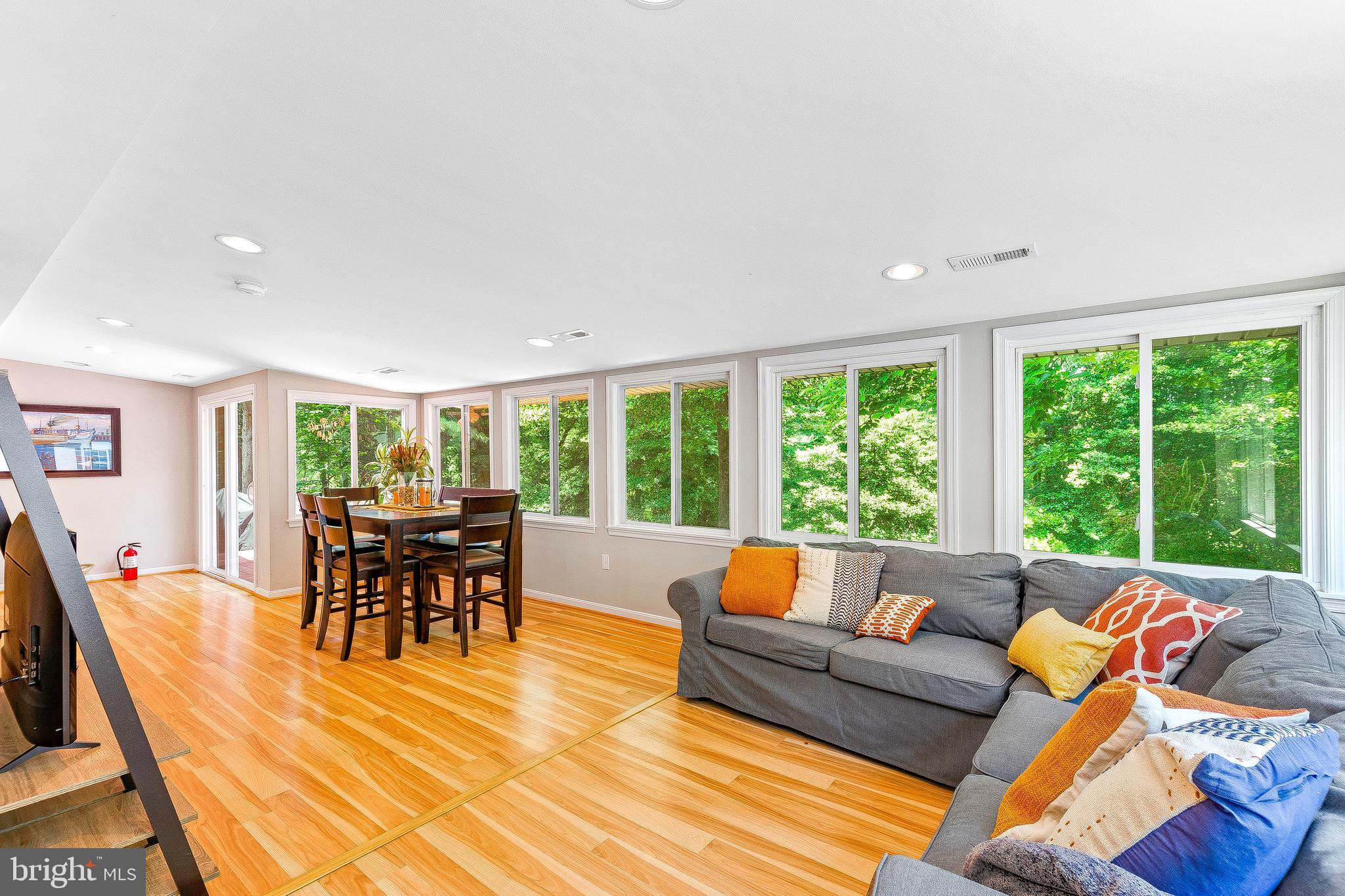 2663 Solomons Island Road Edgewater, MD 21037 - Photo 15 of 36 Family Room / Dining Area