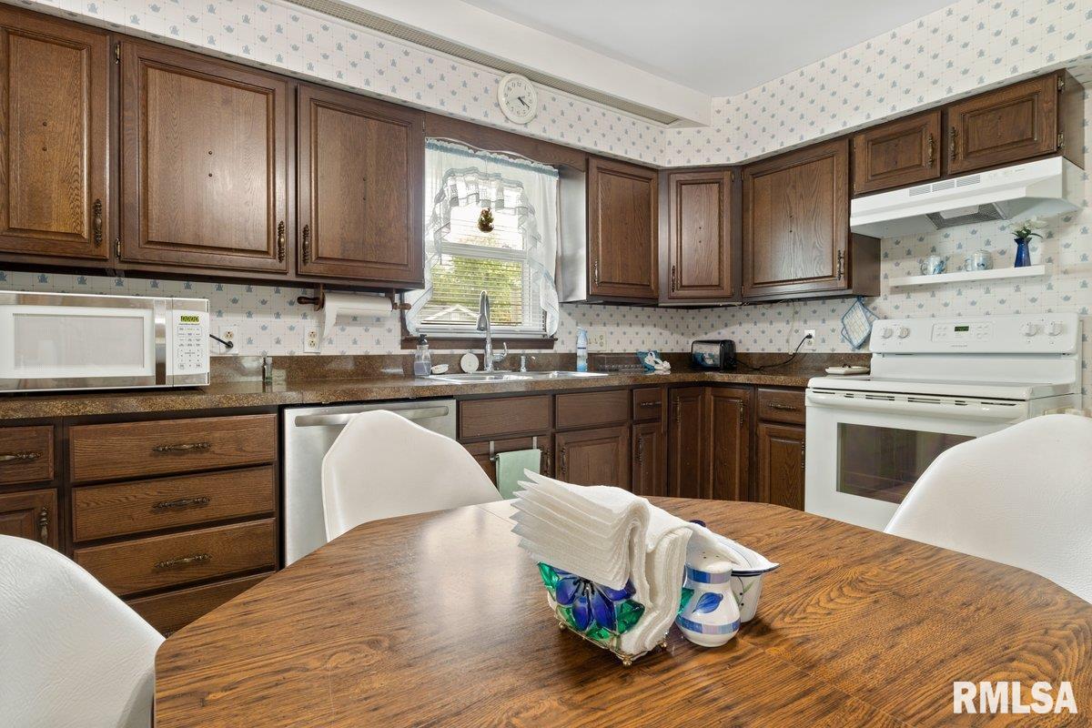 1906 East Hood Street Springfield, IL 62703 - Photo 6 of 36