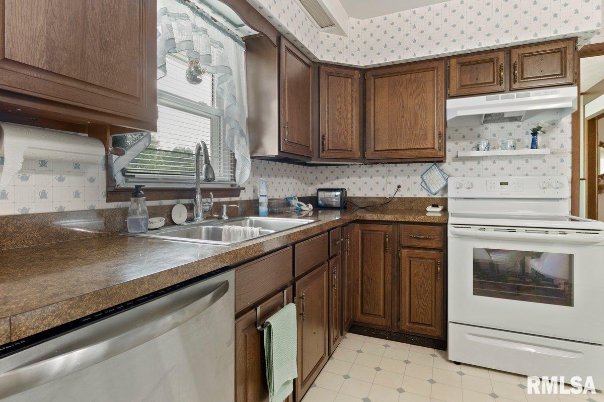 1906 East Hood Street Springfield, IL 62703 - Photo 7 of 36