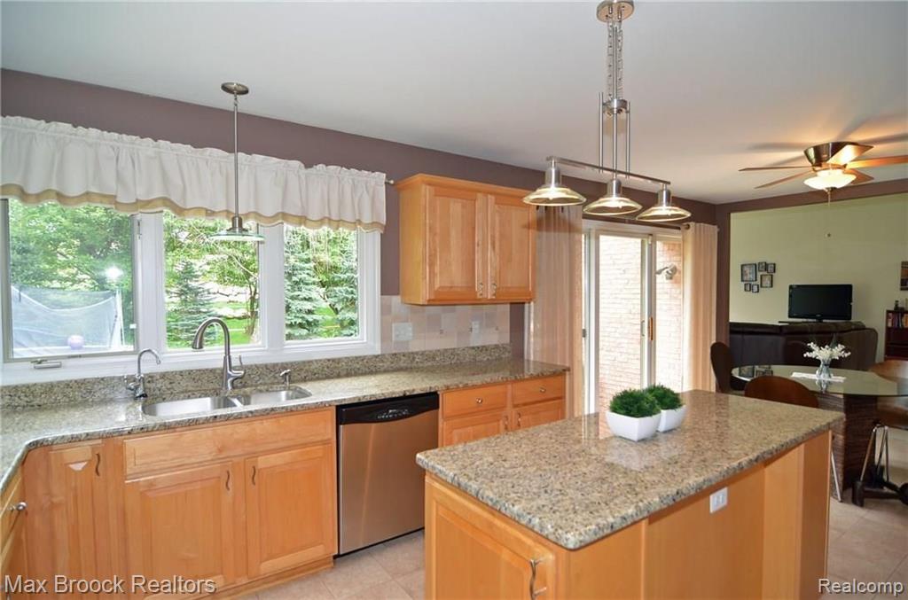1923 Cloverdale Drive Rochester, MI 48307 - Photo 9 of 30