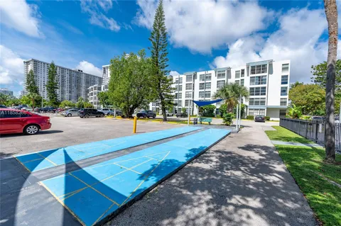 $260,000 | 17570 Atlantic Boulevard, Unit 318, Sunny Isles Beach, FL 33160