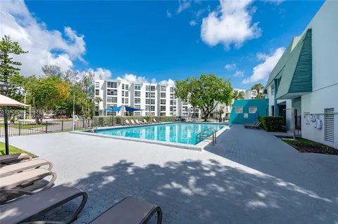 $260,000 | 17570 Atlantic Boulevard, Unit 318, Sunny Isles Beach, FL 33160
