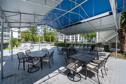 a picture of a tennis court