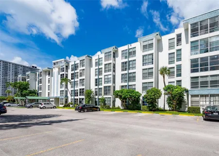 $260,000 | 17570 Atlantic Boulevard, Unit 318, Sunny Isles Beach, FL 33160