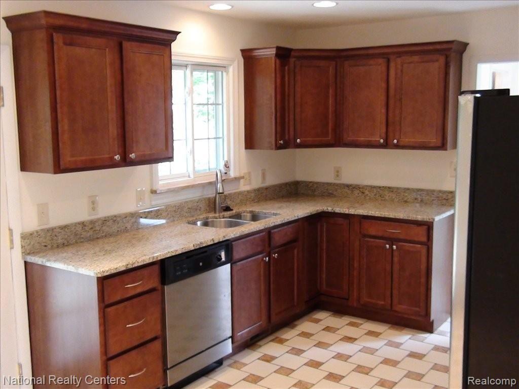 8900 Farmington Road Livonia, MI 48150 - Photo 3 of 11 Kitchen with Granite