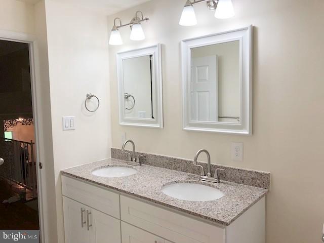 808 Hilltop Road Cinnaminson, NJ 08077 - Photo 17 of 20 Main Bathroom