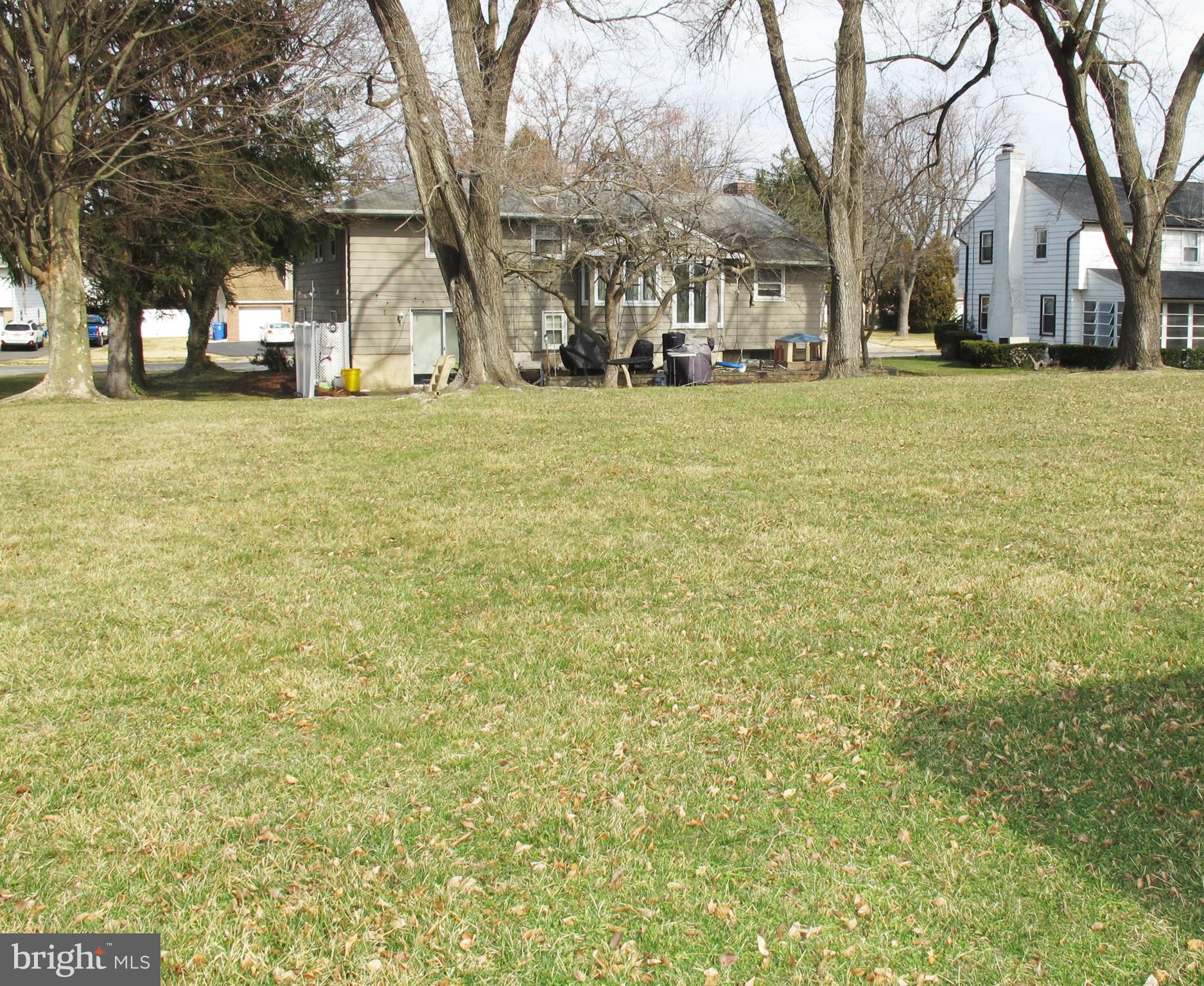 808 Hilltop Road Cinnaminson, NJ 08077 - Photo 2 of 20 Yard view