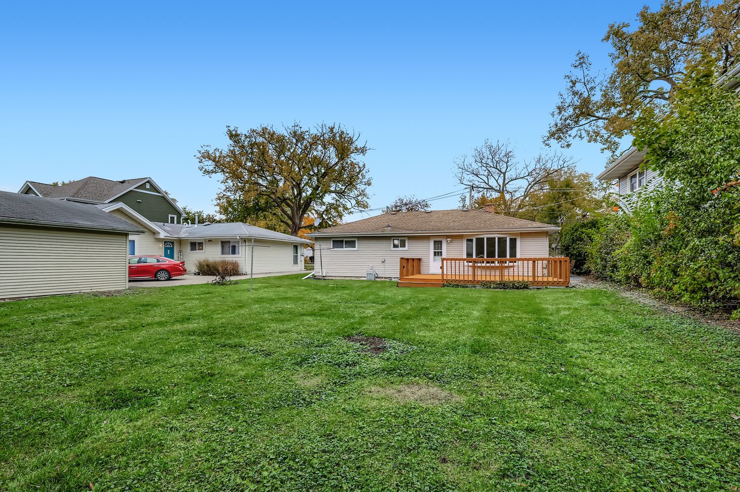 115 West Helen Road Palatine, IL 60067 - Photo 15 of 19 a view of a house with backyard and garden
