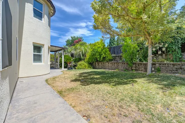 a view of a yard in front of house