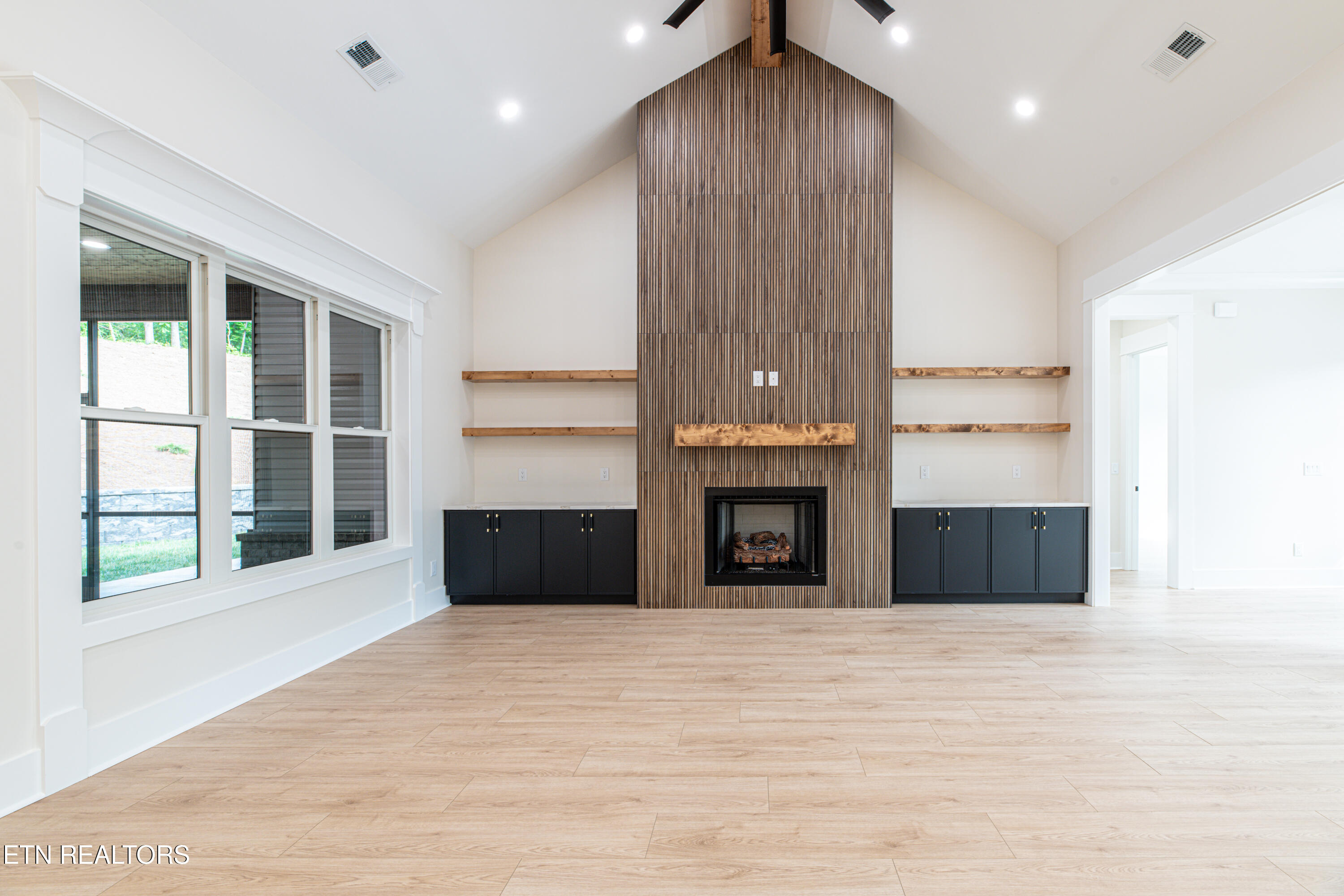 144 Cheeyo Way Loudon, TN 37774 - Photo 7 of 40 LIVING ROOM