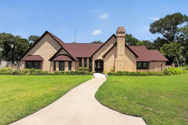 $770,000 | 1950 Country Club Road, Brenham, TX 77833