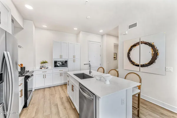 $370,000 | 3131 North Central Avenue, Unit 6017, Phoenix, AZ 85012