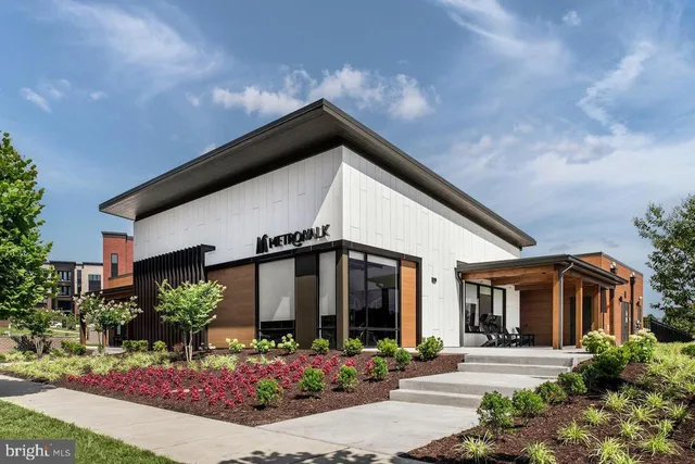 a view of a house with yard and front view